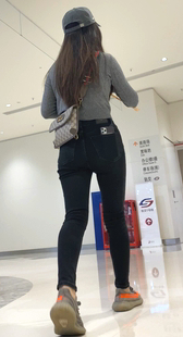 商场黑牛仔背包妹子