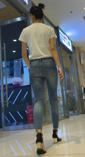 商场紧身牛仔高跟少妇