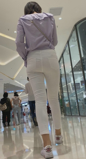 商场紧身白裤子透内痕少妇