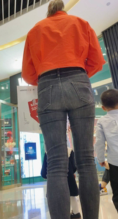 紧身黑牛仔宽臀少妇