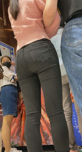 饱满性感丰臀黑裤少女