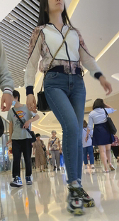 商场紧身牛仔裤熟女