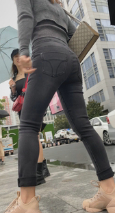 紧身黑打底裤妹子