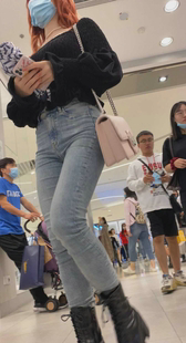 商场灰牛仔紧臀小姐姐