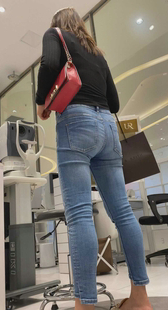 商场包臀蓝牛长发妹子