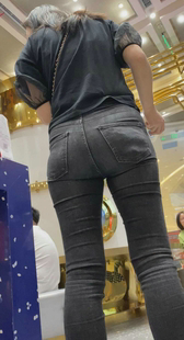 商场紧身黑牛仔翘臀小姐姐