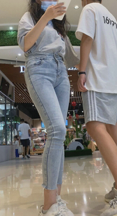 商场灰牛仔裤紧臀少女