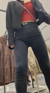 紧身黑裤突起的三角区