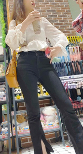 高挑黑牛仔裤长发小姐姐