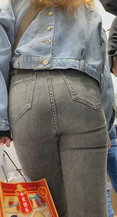 商场灰牛仔饱满丰臀少妇