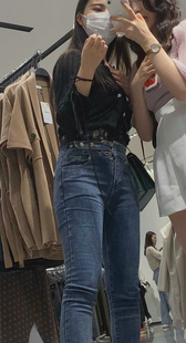 商场服装店紧身翘臀牛仔美女