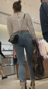 商场翘臀高跟美女