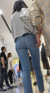 商场紧身蓝牛紧宽臀少妇