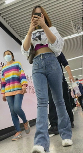 紧身饱满丰臀金三角妹子