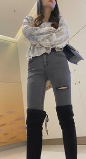 高挑灰牛仔紧臀金三角美女