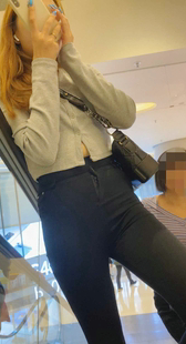 超紧黑裤圆润饱满丰臀美女