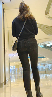 商场包臀紧身黑牛仔裤妹子