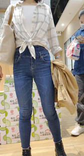 紧身蓝色牛仔裤长腿少女