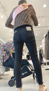 饱满黑牛仔翘臀少妇