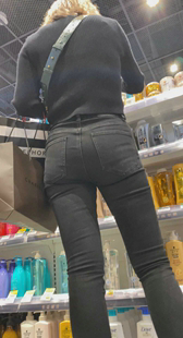 商场翘大宽臀紧内痕黑裤少女