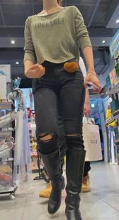 超市饱满黑牛仔翘臀妹子