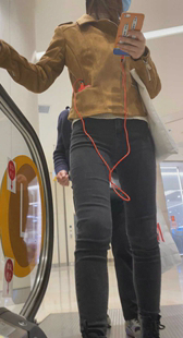 商场灰牛仔紧臀紧三角妹子