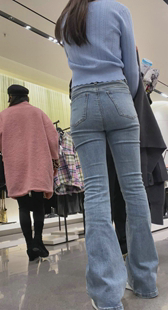 商场紧身包臀灰牛仔小姐