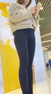 商场黑裤大宽臀金三角美女