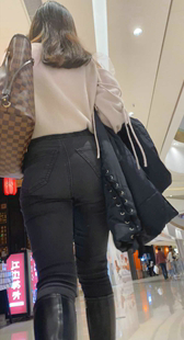 紧身黑裤饱满翘臀美女