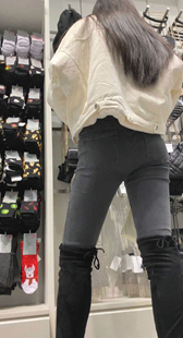 紧身包臀灰色牛仔裤妹子