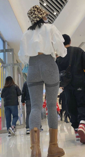 紧身灰色瑜伽裤紧臀妹子