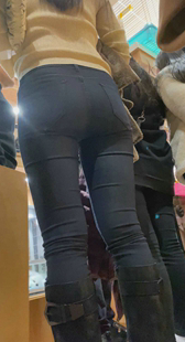 饱满紧身黑裤子美女