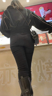 紧身黑牛仔紧宽臀美妇