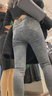 服装店灰牛仔紧臀美女