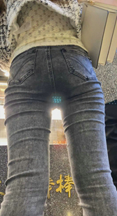 紧身灰牛仔紧臀特写小姐姐