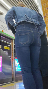饱满圆润翘臀牛仔裤少妇