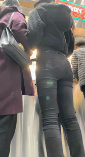 紧身黑裤紧内痕小姐姐