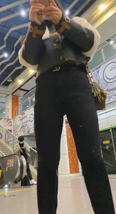 紧身包臀黑裤长腿少妇