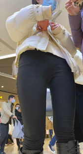 商场紧身饱满黑裤金三角妹子