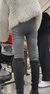 服装店紧身包臀灰牛妹子