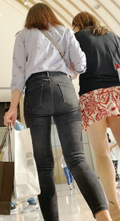 商场饱满黑牛仔翘臀小姐姐