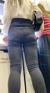 春节献礼超紧身黑牛仔透内痕长发美女