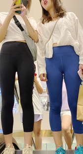 春节献礼两瑜伽裤妹子逛商场，一灰一蓝，颜色搭配美