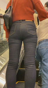 春节献礼三个傻逼女人陪着一个极品紧身裤小妈妈逛