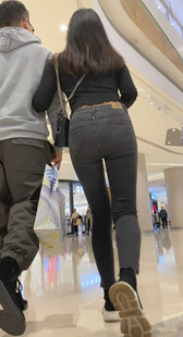 饱满圆润黑牛仔紧臀美女