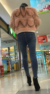 商场紧身牛仔小PP妹子