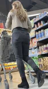 饱满圆润翘臀黑牛仔妹子