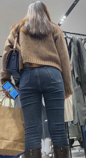 服装店紧身牛仔翘臀美女