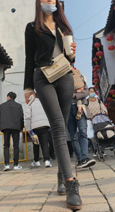 紧身黑牛仔紧臀细长腿妹子