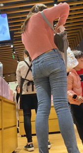 商场包臀牛仔裤少妇